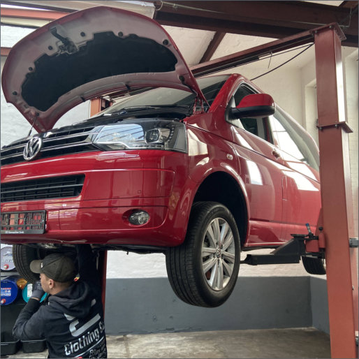 Transporter auf der Hebebühne bei Carservice-Leipzig